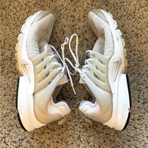 Nike Air Max shoes white(dull) woman’s sz 9 used-fair cond one shoe missing pad